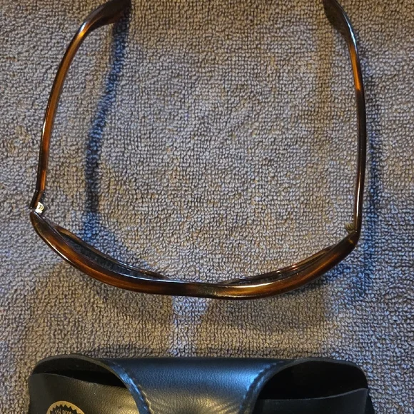 Vintage Ray-Ban Tortoise Shell Sunglasses with Black Case - Picture 3 of 5